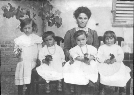 Nonno Albino (terzo da sinistra) con la sua mamma Delfina e le sorelle pi anziane durante la prima guerra mondiale